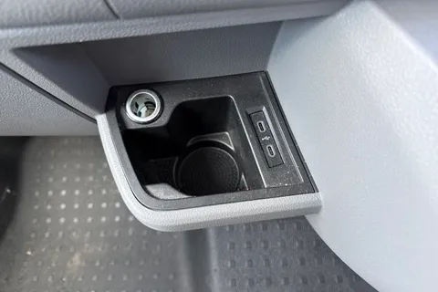 CX72NTE Volkswagen Transporter 2.0 TDI T30 Highline FWD SWB Euro 6 (s/s) 5dr Thumbnail #42