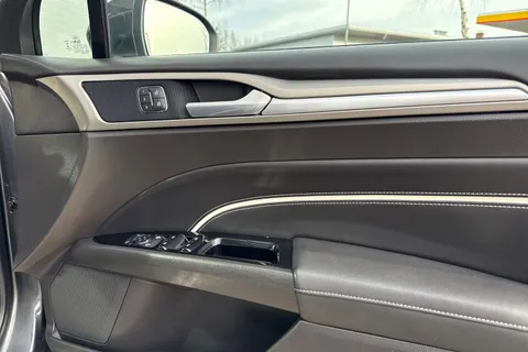 EO66NYL Ford Mondeo 2.0T EcoBoost Vignale Auto Euro 6 (s/s) 5dr Thumbnail #22