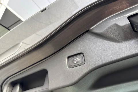 EO66NYL Ford Mondeo 2.0T EcoBoost Vignale Auto Euro 6 (s/s) 5dr Thumbnail #28