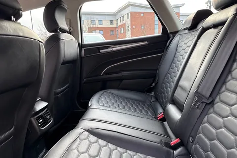 EO66NYL Ford Mondeo 2.0T EcoBoost Vignale Auto Euro 6 (s/s) 5dr Thumbnail #36