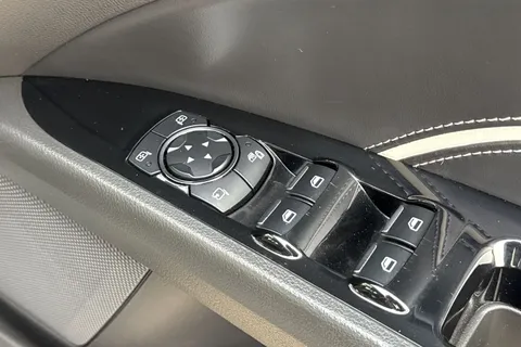 EO66NYL Ford Mondeo 2.0T EcoBoost Vignale Auto Euro 6 (s/s) 5dr Thumbnail #42