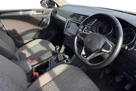 DN71AZZ Volkswagen Tiguan 1.5 TSI Life Euro 6 (s/s) 5dr Thumbnail #9