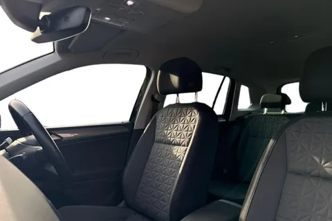 DN71AZZ Volkswagen Tiguan 1.5 TSI Life Euro 6 (s/s) 5dr Thumbnail #12