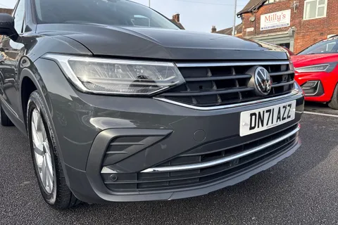 DN71AZZ Volkswagen Tiguan 1.5 TSI Life Euro 6 (s/s) 5dr Thumbnail #18