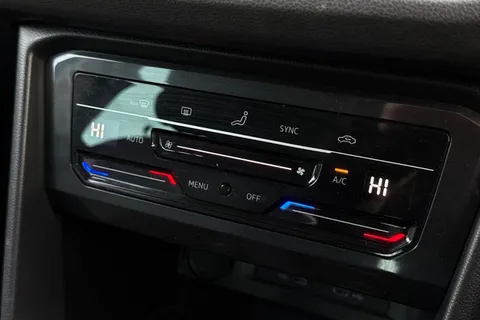 DN71AZZ Volkswagen Tiguan 1.5 TSI Life Euro 6 (s/s) 5dr Thumbnail #20