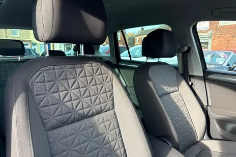 DN71AZZ Volkswagen Tiguan 1.5 TSI Life Euro 6 (s/s) 5dr Thumbnail #22