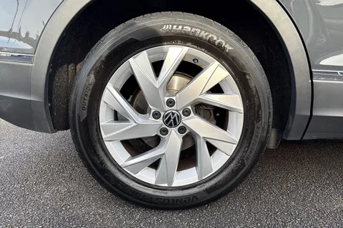 DN71AZZ Volkswagen Tiguan 1.5 TSI Life Euro 6 (s/s) 5dr Thumbnail #23