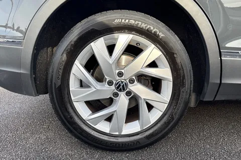 DN71AZZ Volkswagen Tiguan 1.5 TSI Life Euro 6 (s/s) 5dr Thumbnail #25