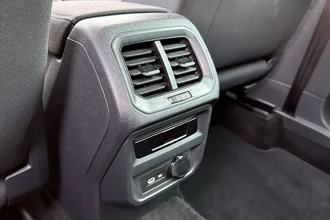 DN71AZZ Volkswagen Tiguan 1.5 TSI Life Euro 6 (s/s) 5dr Thumbnail #26