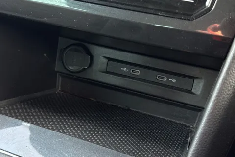 DN71AZZ Volkswagen Tiguan 1.5 TSI Life Euro 6 (s/s) 5dr Thumbnail #28