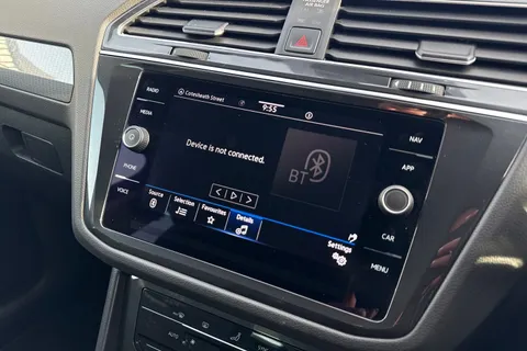 DN71AZZ Volkswagen Tiguan 1.5 TSI Life Euro 6 (s/s) 5dr Thumbnail #35