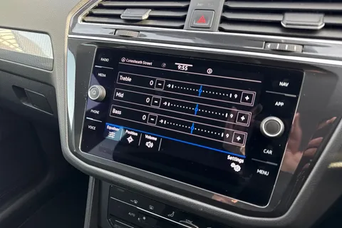 DN71AZZ Volkswagen Tiguan 1.5 TSI Life Euro 6 (s/s) 5dr Thumbnail #40