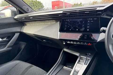 41 of 66 for PEUGEOT 308 1.2 HYBRID GT e-DSC6 Euro 6 (s/s) 5dr