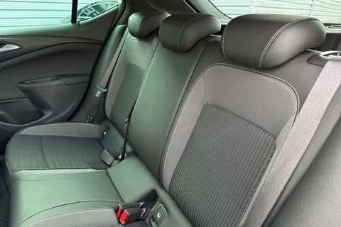 19 of 55 for Vauxhall Astra 1.2 Turbo Griffin Edition Euro 6 (s/s) 5dr