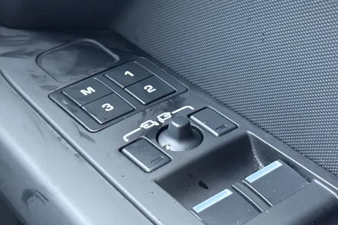 KR74EUW Land Rover Defender 110 2.0 P300e X-Dynamic HSE 5dr Thumbnail #26