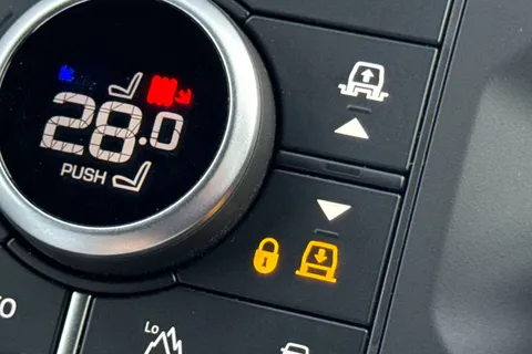 KR74EUW Land Rover Defender 110 2.0 P300e X-Dynamic HSE 5dr Thumbnail #45