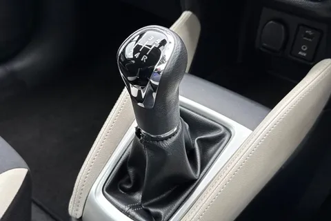 DV18NCU Nissan Micra 1.5 dCi N-Connecta Euro 6 (s/s) 5dr Thumbnail #24