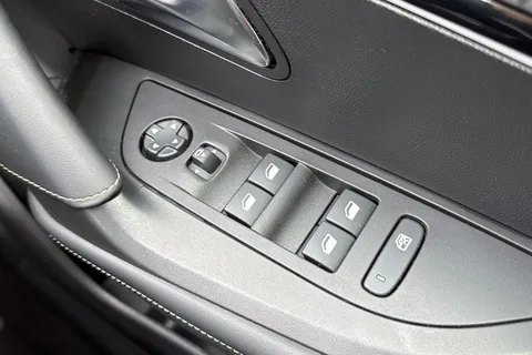 CF72JWG PEUGEOT e-2008 50kWh GT Auto 5dr (7kW Charger) Thumbnail #44