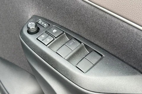 MW23LFX Toyota Yaris Cross 1.5 VVT-h Excel E-CVT Euro 6 (s/s) 5dr Thumbnail #24