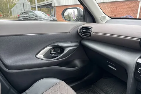 MW23LFX Toyota Yaris Cross 1.5 VVT-h Excel E-CVT Euro 6 (s/s) 5dr Thumbnail #37