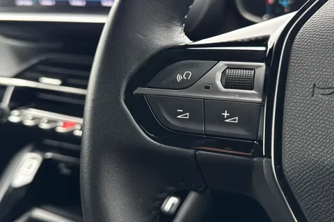 33 of 46 for PEUGEOT e-208 50kWh E-Style Auto 5dr (7.4kW Charger)