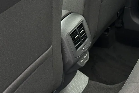 30 of 41 for Volkswagen T-Roc 1.0 TSI Life Euro 6 (s/s) 5dr