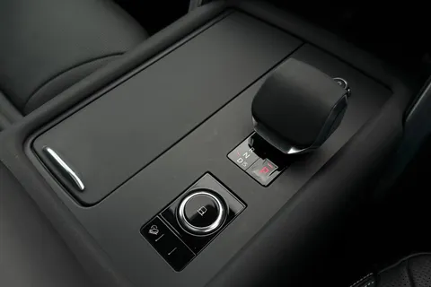 KJ24HRE Land Rover Discovery 3.0 D300 Metropolitan Edition 5dr Thumbnail #14