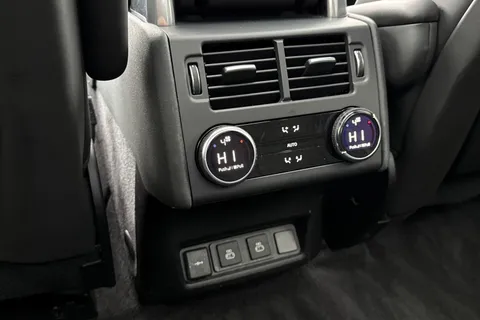 KJ24HRE Land Rover Discovery 3.0 D300 Metropolitan Edition 5dr Thumbnail #19