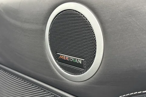 KJ24HRE Land Rover Discovery 3.0 D300 Metropolitan Edition 5dr Thumbnail #25