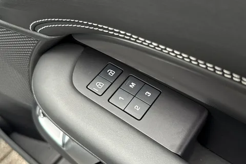 KJ24HRE Land Rover Discovery 3.0 D300 Metropolitan Edition 5dr Thumbnail #26