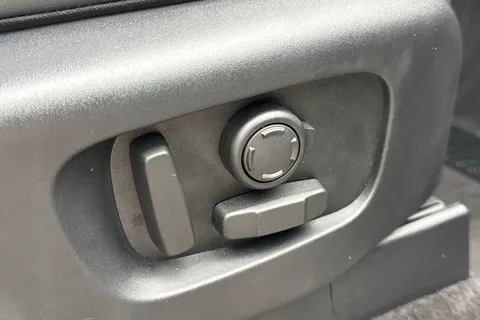 KJ24HRE Land Rover Discovery 3.0 D300 Metropolitan Edition 5dr Thumbnail #34