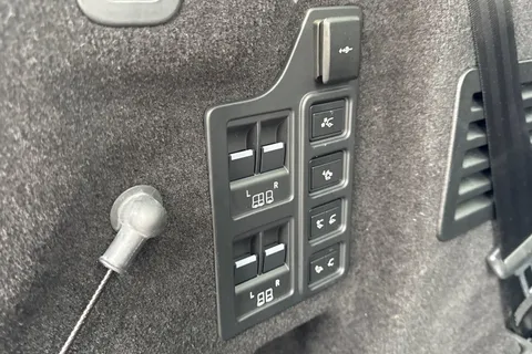 KJ24HRE Land Rover Discovery 3.0 D300 Metropolitan Edition 5dr Thumbnail #37