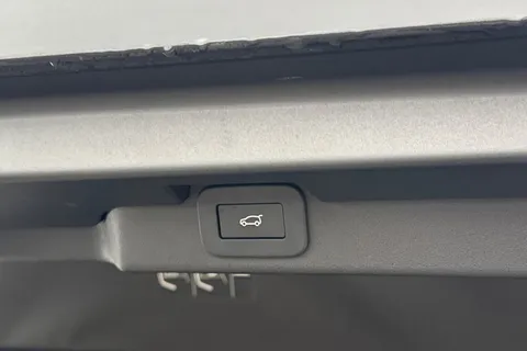 KJ24HRE Land Rover Discovery 3.0 D300 Metropolitan Edition 5dr Thumbnail #38