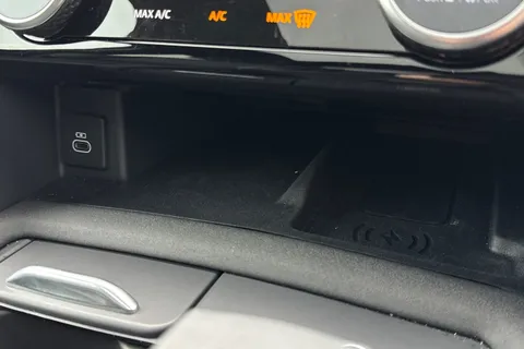 KJ24HRE Land Rover Discovery 3.0 D300 Metropolitan Edition 5dr Thumbnail #50