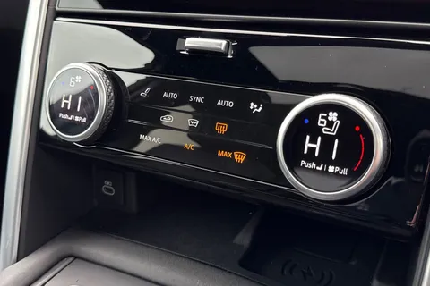 KJ24HRE Land Rover Discovery 3.0 D300 Metropolitan Edition 5dr Thumbnail #51