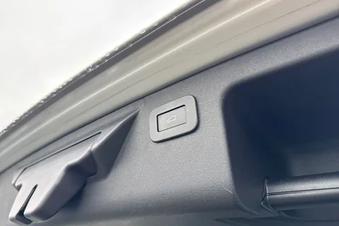 28 of 61 for Land Rover Discovery Sport 1.5 P300e 12.2kWh R-Dynamic SE Auto 4WD Euro 6 (s/s) 5dr