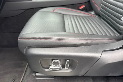 39 of 61 for Land Rover Discovery Sport 1.5 P300e 12.2kWh R-Dynamic SE Auto 4WD Euro 6 (s/s) 5dr