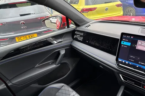 KO25OFV Volkswagen Tiguan 1.5 TSI 272 eHybrid R-Line 5dr DSG | Heated Seats | Rear Camera Thumbnail #21