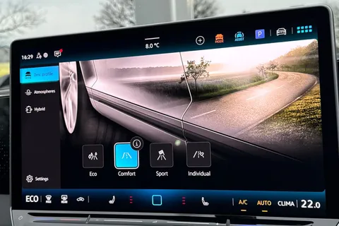 KO25OFV Volkswagen Tiguan 1.5 TSI 272 eHybrid R-Line 5dr DSG | Heated Seats | Rear Camera Thumbnail #31