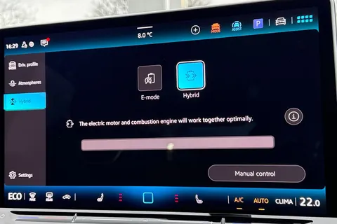 KO25OFV Volkswagen Tiguan 1.5 TSI 272 eHybrid R-Line 5dr DSG | Heated Seats | Rear Camera Thumbnail #32