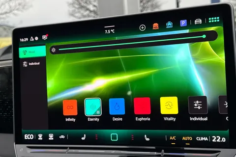 KO25OFV Volkswagen Tiguan 1.5 TSI 272 eHybrid R-Line 5dr DSG | Heated Seats | Rear Camera Thumbnail #38