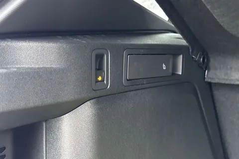 KO25OFV Volkswagen Tiguan 1.5 TSI 272 eHybrid R-Line 5dr DSG | Heated Seats | Rear Camera Thumbnail #48