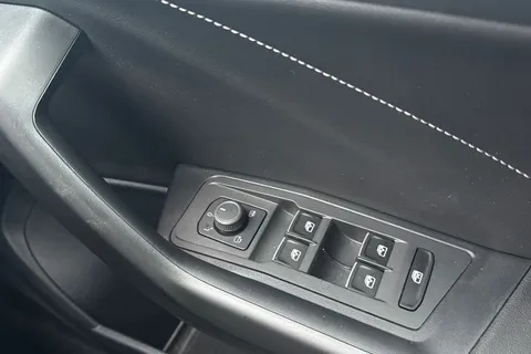 AJ72TUY Volkswagen T-Roc 1.5 TSI Style DSG Euro 6 (s/s) 5dr Thumbnail #19