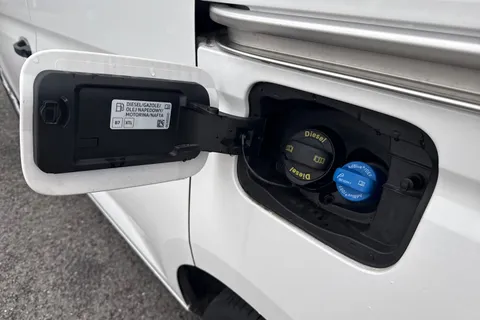 DA25AHU Volkswagen Caddy 2.0 TDI 102PS Commerce Van [Business/Tech Pack] Thumbnail #25