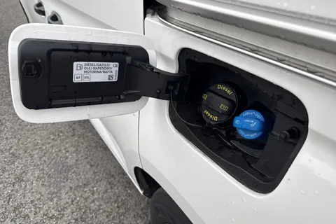 DE25UGD Volkswagen Caddy 2.0 TDI 75PS Commerce Van [Business/Tech Pack] Thumbnail #25