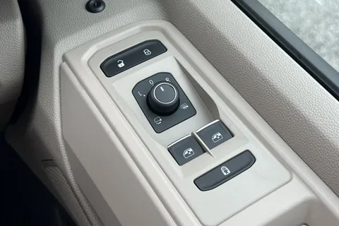 DH75HHE Volkswagen Multivan Style LWB 150PS 2.0 TDI 7 Speed DSG - 7-Seat Conference Package Thumbnail #44