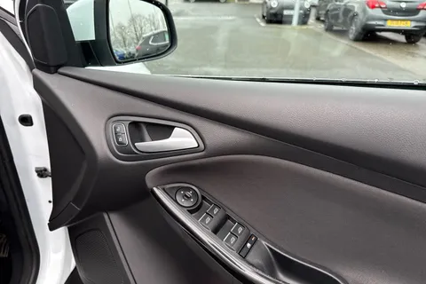 DE17EYX Ford Focus 1.0T EcoBoost Titanium Euro 6 (s/s) 5dr Thumbnail #19