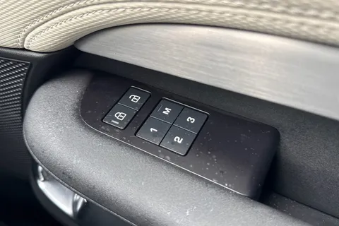 26 of 47 for Land Rover Discovery 3.0 D350 Dynamic HSE 5dr