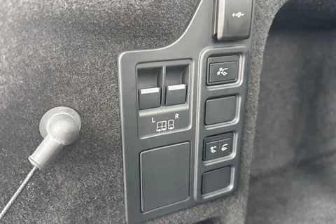 28 of 47 for Land Rover Discovery 3.0 D350 Dynamic HSE 5dr