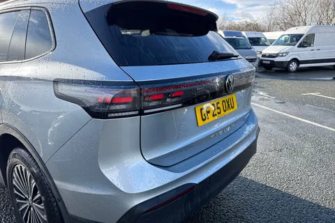 GF25OXU Volkswagen Tiguan 1.5 TSI eHybrid 204PS Match 5dr DSG Thumbnail #8